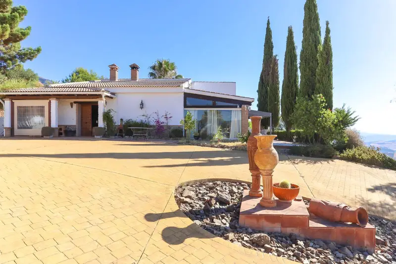 Casa Rural con Vistas Panorámicas y Piscina Alozaína