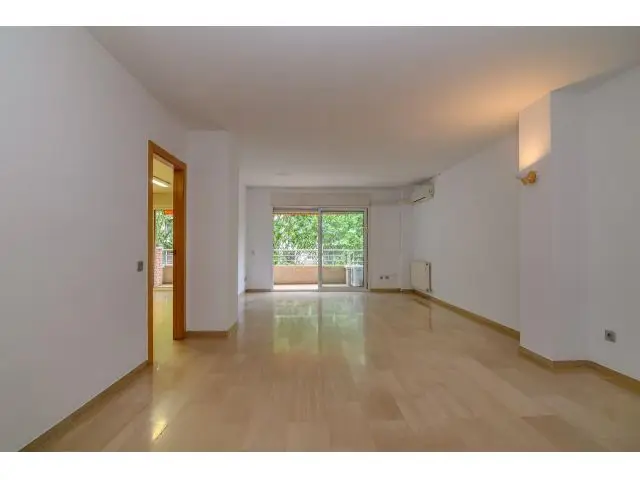 Piso Familiar en Paseo Pere III con Terraza y Piscina