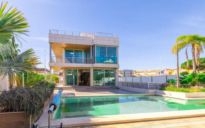 Villa de Lujo en La Zenia 2 Dormitorios 4 Banos Piscina Privada