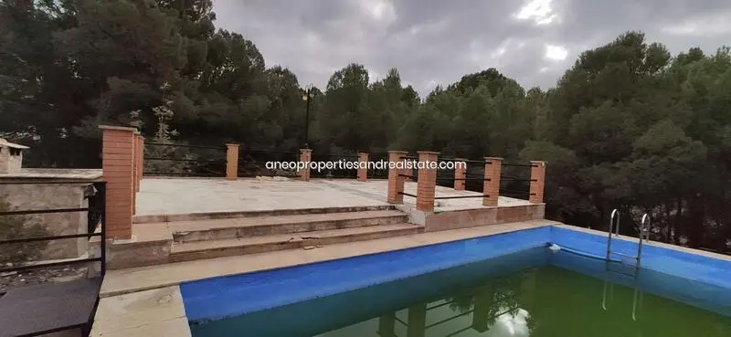 Gran Casa en Monóvar con Piscina y Amplios Espacios