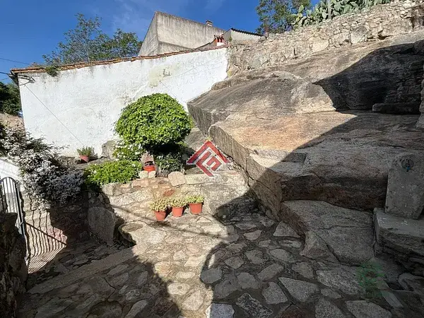 Casa en Cáceres Trujillo con Patio y Ventanas de Aluminio