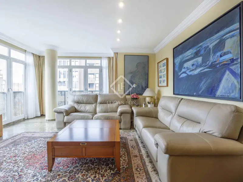 Apartamento en venta en Valencia ciudad: 4 dormitorios, 2 baños, garaje y trastero