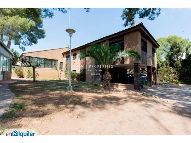 Chalet Independiente con Piscina Cubierta en La Cañada