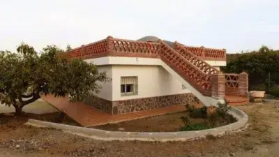 Chalet en Alquiler en Zona Tranquila con Piscina