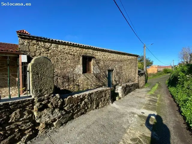 Chalet en Venta en Cee: Casa de Piedra con Finca
