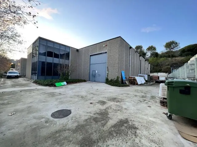 Nave Industrial en Cabrils 822m2 Venta con Alta Rentabilidad