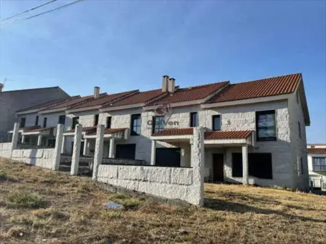 Chalets en Venta Celanova 3 Plantas Adosados y Pareado