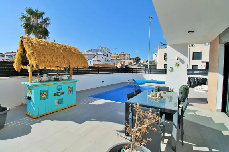 Villa 3 Dormitorios Villamartin Piscina Privada