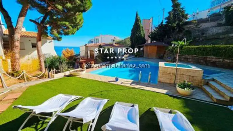 Villa en Llançà en Primera Línea de Mar con 7 Habitaciones y Piscina