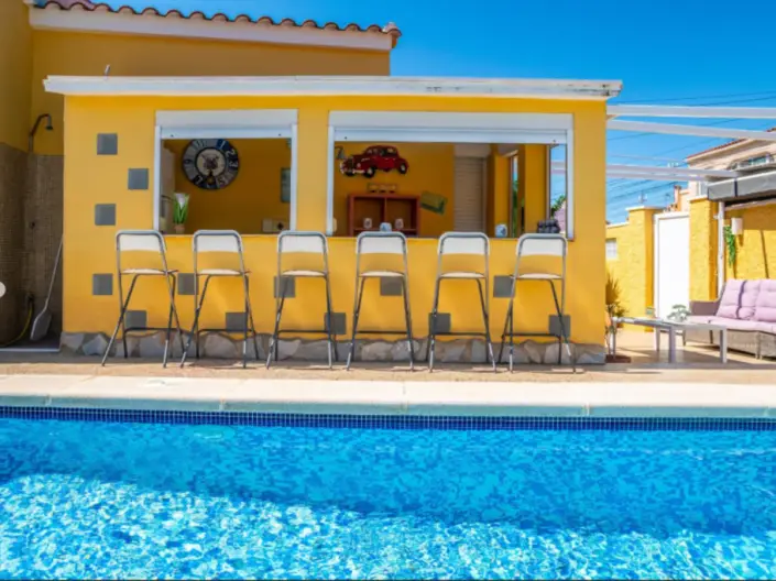 Villa 3 Dormitorios La Marina Piscina Privada Reformada