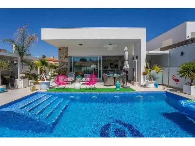 Villa en Planta Baja con Piscina Privada y Sol Todo el Año