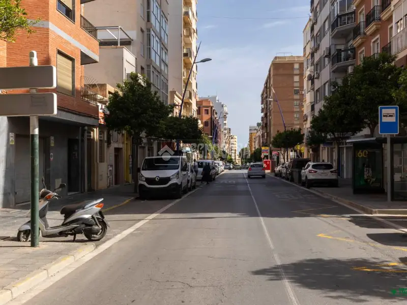 Local Comercial en Venta en Almería - Cerca de Puerta Purchena