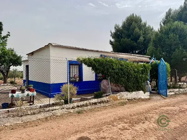 Finca Rustica en Ciudad Real con 2 Dormitorios y Amplio Terreno