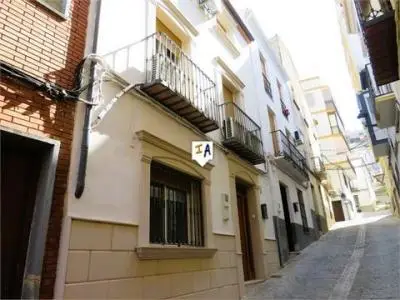 Casa renovada en Martos con 4 dormitorios y azotea