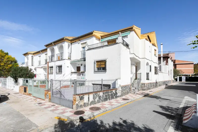 Adosado Luminoso en Pinos Puente 3 Plantas 4 Habitaciones Cochera
