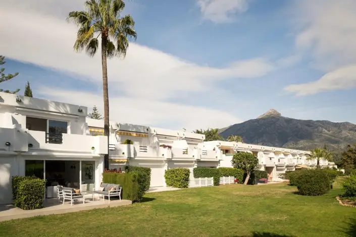 Adosado 4 Dormitorios en Nueva Andalucía Moderna Villa Mediterránea