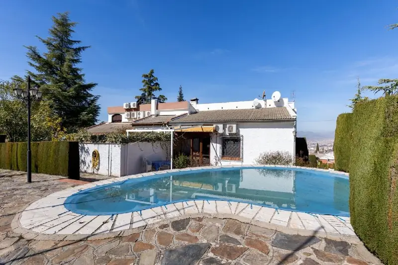 Chalet con Piscina y Pista de Tenis en Colinas Bermejas