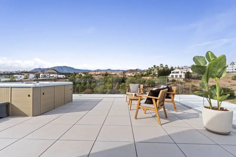 Villa de Lujo en Primera Línea de Golf La Resina Estepona