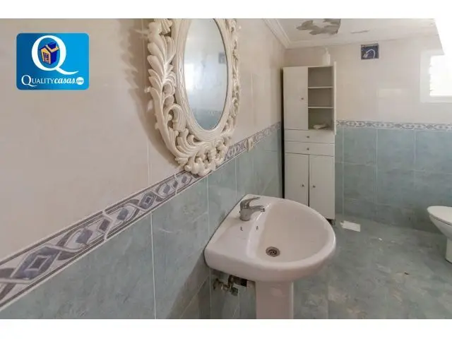 Chalet en Villajoyosa con Amplia Parcela y Piscina