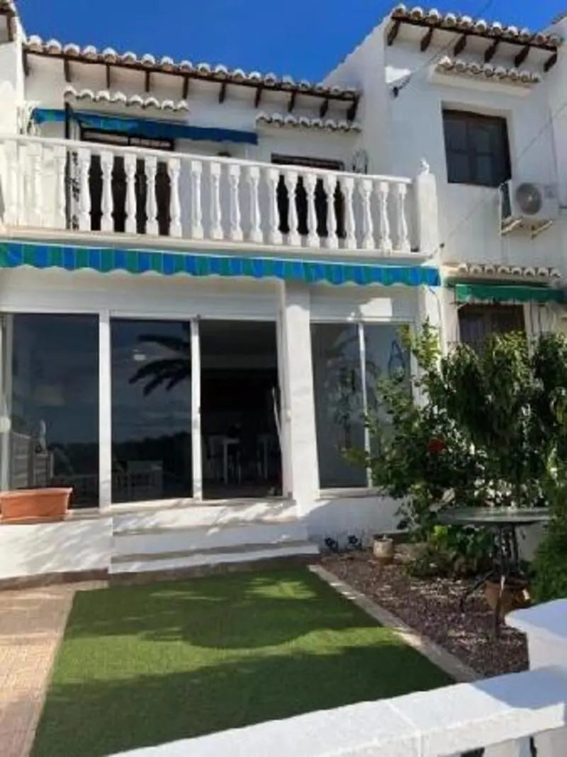 Adosado en Venta Torrevieja 2 Dormitorios 2 Baños Piscina