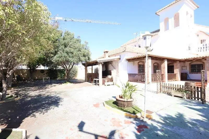 Villa 4 Dormitorios con Negocio La Zenia