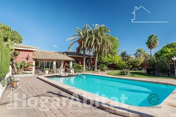 Chalet Reformado en La Pobla de Vallbona 7 Dormitorios Piscina