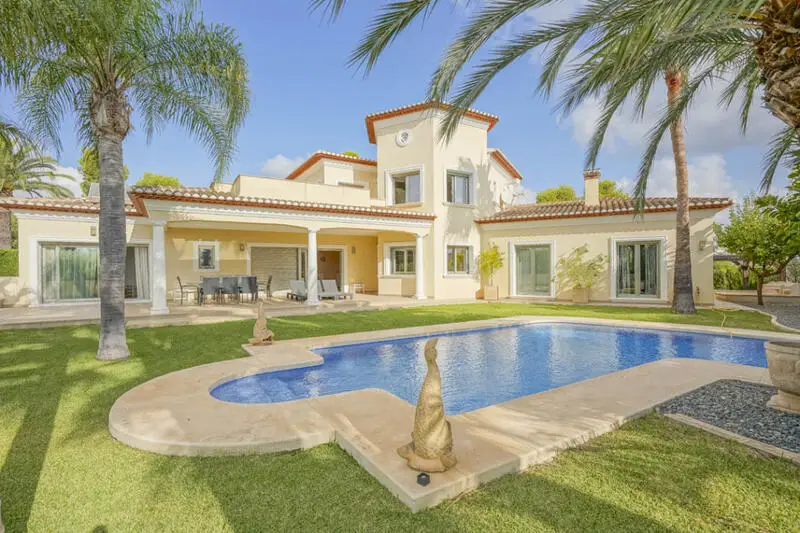Villa de Lujo en Benissa con 4 Dormitorios y Piscina