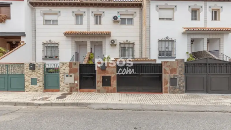 Casa Adosada en Ogíjares con Garaje y Patio