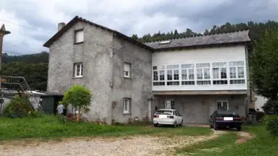 Finca con Casa y Horreo en Zona Tranquila