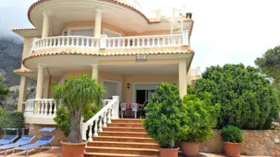 Chalet en Altea con Piscina Privada y Vistas al Mar