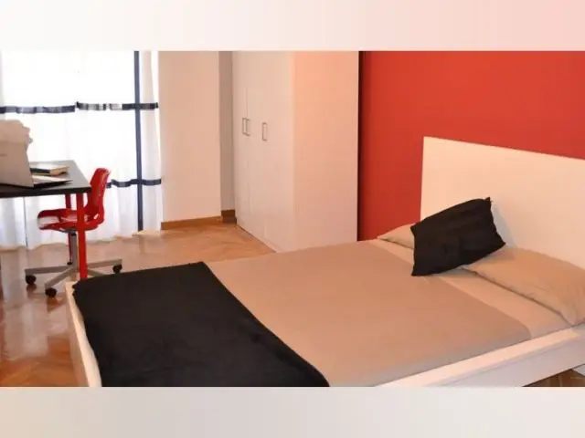 ¡Habitaciones en alquiler en un piso de 7 habitaciones en Madrid!