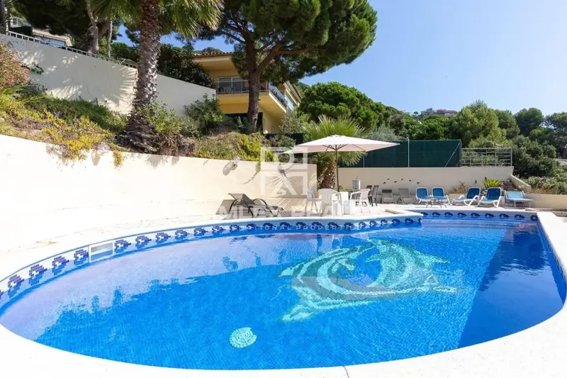 Chalet con 4 Apartamentos en Lloret de Mar Vistas al Mar Piscina Jardin