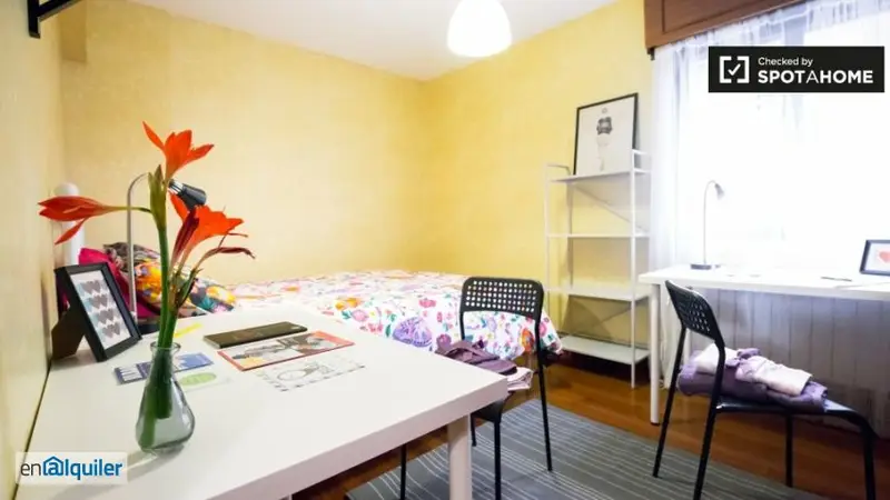 Room for rent with terrace in Bilbao