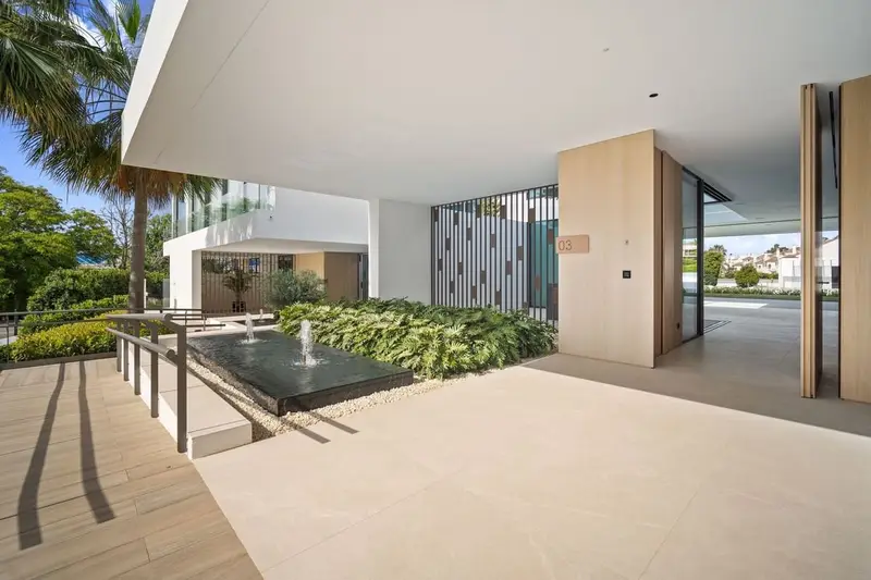 Villa de Lujo Moderna en Marbella con Piscina en Azotea