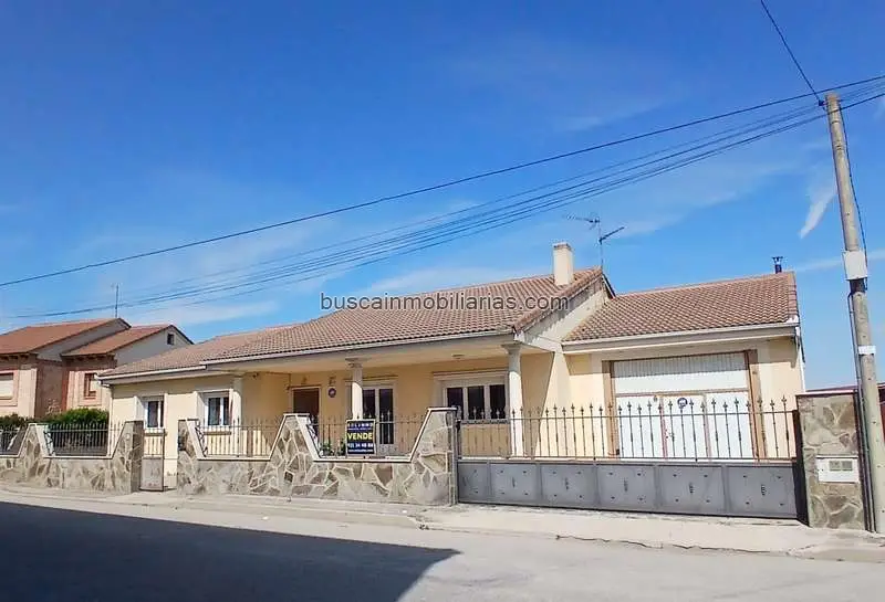 Chalet en Venta Gomezserracin 244 m2 4 Dormitorios