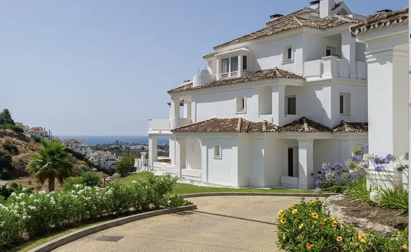 Apartamento en Nueva Andalucía con Vistas al Mar y Seguridad 24h