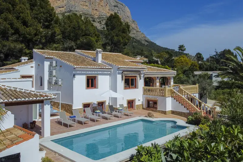 Alquiler de 6 Dormitorios con Piscina Privada en Alicante