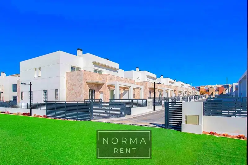 Bungalow en Alquiler Torrevieja 3 Dormitorios Jardin Privado