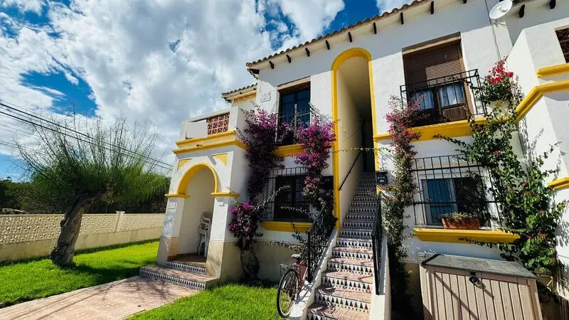 Apartamento en Orihuela con Vistas al Mar y Piscinas Comunitarias