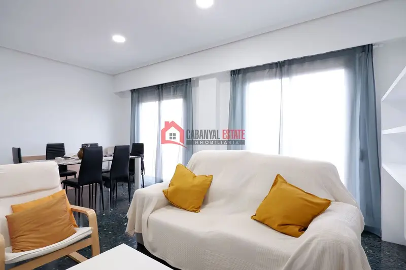Apartamento en venta con cuatro balcones en Cabanyal