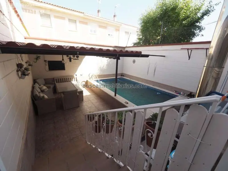 Adosado con Piscina Privada en Tomelloso