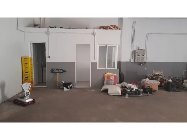 Nave Industrial con Camaras Frigorificas y Posibilidad de Vivienda
