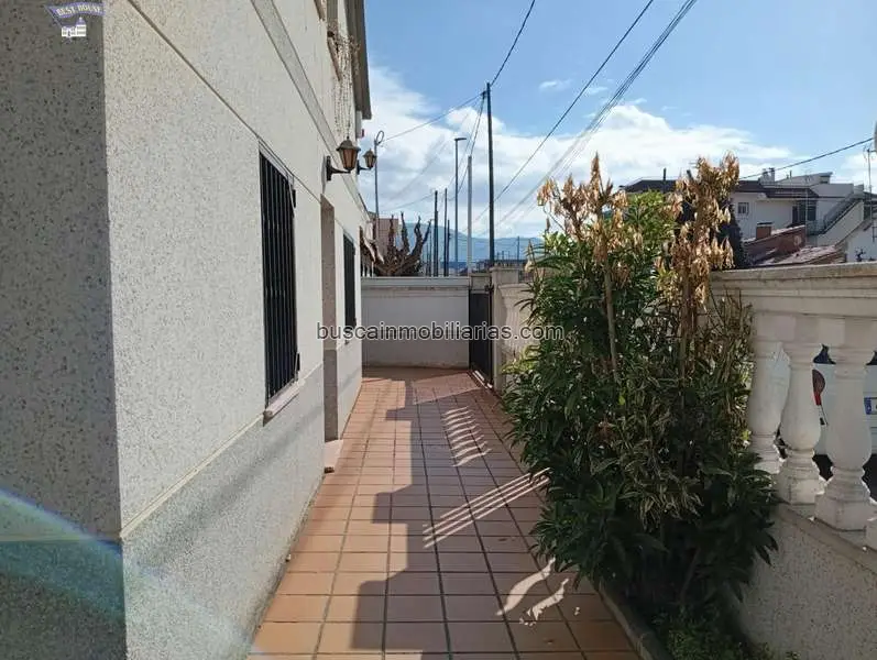 Casa con Local Comercial en Sta Perp	tua de Mogoda