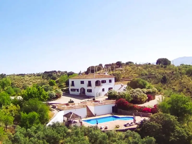 Finca Rural con 3 Casas, Piscina y Vistas Panorámicas cerca de Loja Granada