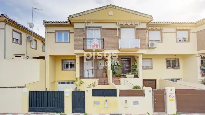 Casa Adosada en Armilla 4 Dormitorios 218m2 Patio y Sótano