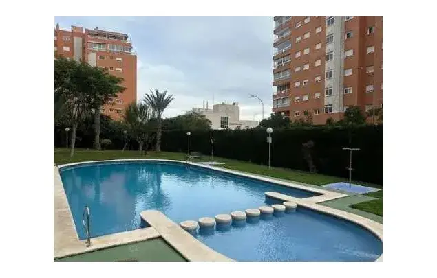 Habitación 95m² en Alicante - Amueblada con Piscina y Aparcamiento