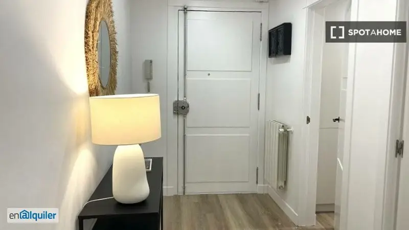 Se alquila piso de 2 habitaciones en Universidad, gastos incluidos.