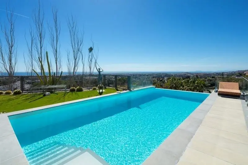 Villa de Lujo en Venta en El Herrojo La Quinta