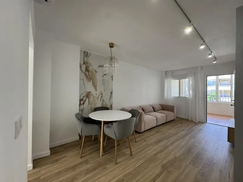 Apartamento Reformado en Los Altos Cerca de Punta Prima