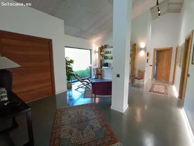 Lujo Y Naturaleza En Un Entorno Privilegiado.-
